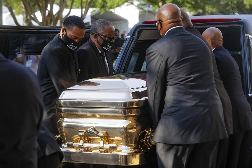 USA: Pogrzeb George'a Floyda. Zdjęcia. Tłumy ludzi w Houston, policja i wojsko mają utrzymać spokój