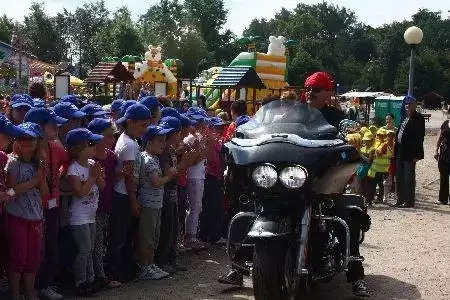 Ślub największych postaci w Nowej Soli. Udana zabawa z udziałem dzieci z całego miasta, 12 czerwca 2012 roku.