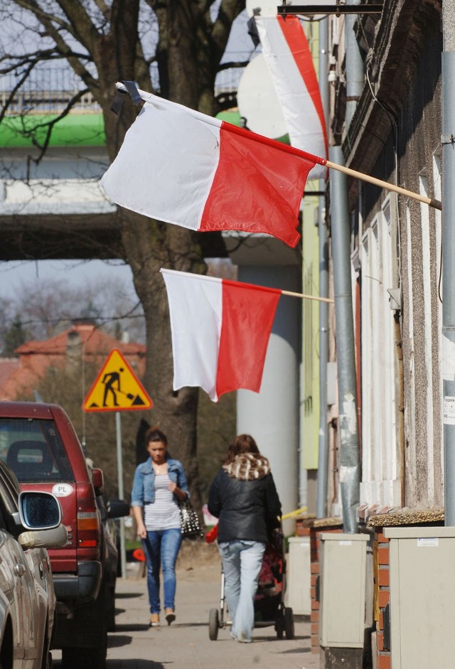 Sporo flag wywieszono na budynkach przy ul. Batalionów Chłopskich. 