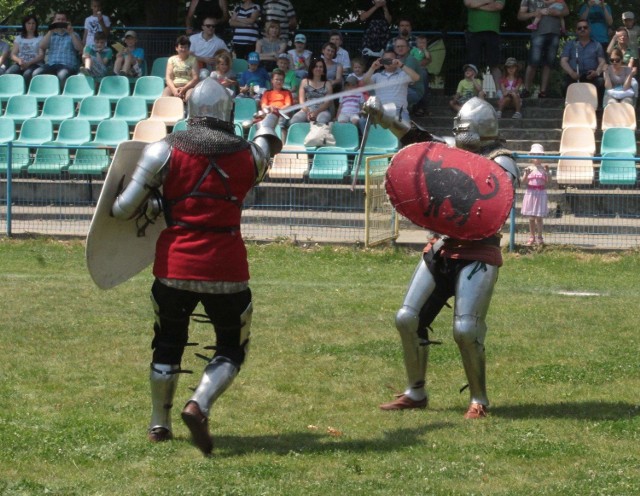 Podczas Festynu Rycerskiego Rycerze Bogurodzicy 2015 w Taczowie nie zabrakło pojedynków na miecze.