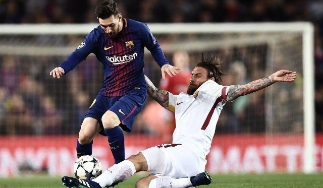 Lionel Messi (z lewej) w meczu z Romą w ćwierćfinale Ligi Mistrzów