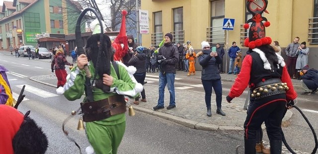 Obrzęd zaczyna się w sylwestrowy wieczór i kończy się w Nowy Rok w godzinach popołudniowych.