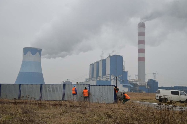 Elektrownię mają pod nosem, a taniego ciepła ani widu, ani słychuHenryk Wróbel, wójt Dobrzenia Wielkiego uważa, że doprowadzenie ciepła do domków jednorodzinnych oznacza duże straty, dlatego nie widzi sensu takiej inwestycji.