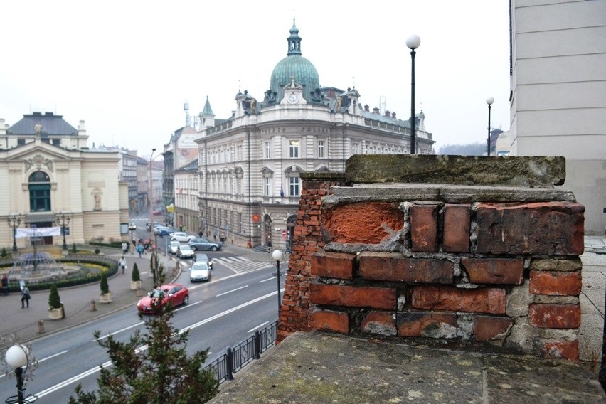 Bielsko-Biała: mur Zamku Sułkowskich kruszy się... [ZDJĘCIA]