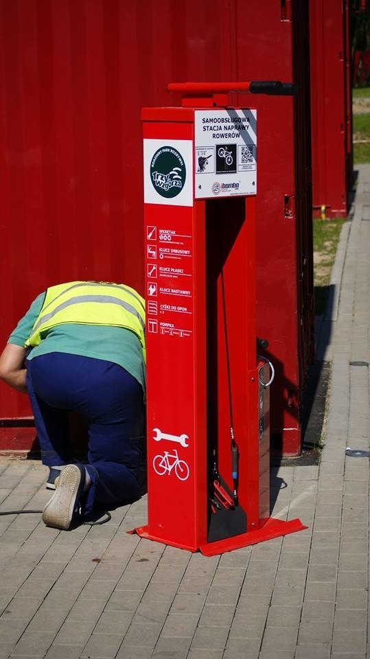 W parku rozrywki montowane są nowe stojaki i stacja napraw...