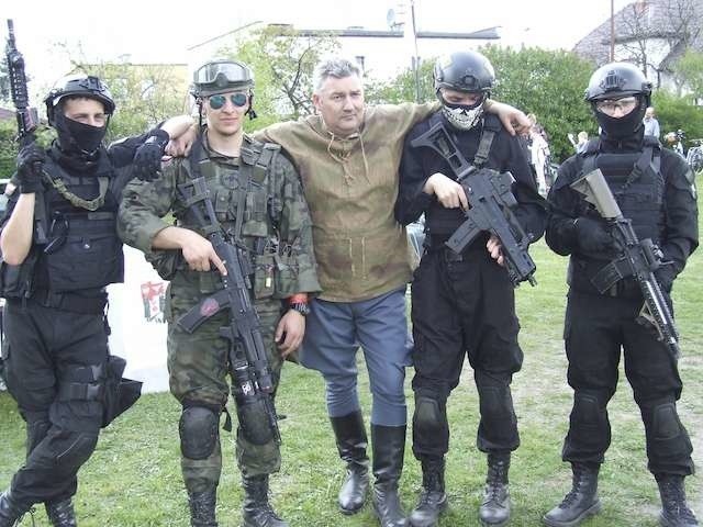 Inicjator łochowskiego pikniku militarnego Cezary Pawlak w otoczeniu członków Grupy Operacji Specjalnych z Bydgoszczy