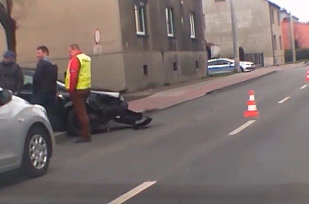 Śmiertelny wypadek w Lędzinach. Rowerzysta zderzył się z samochodem, bo wyprzedzał autobus