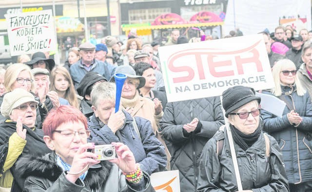 Wczorajszy czarny protest, zorganizowany przez organizacje pozarządowe, trwał niewiele ponad godzinę