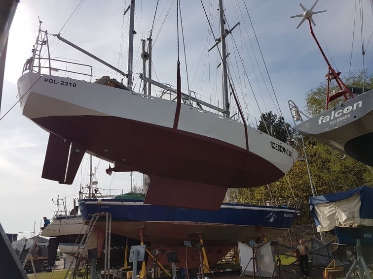 Jacht Rzeszowiak już na wodzie - przygotowany do rejsu na Atlantyk