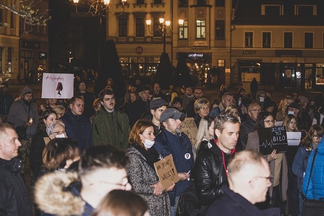 Rybnik. Manifestacja pod hasłem Ani jednej więcej! Upamiętnili panią Izę, która zmarła w pszczyńskim szpitaluZobacz kolejne zdjęcia. Przesuwaj zdjęcia w prawo - naciśnij strzałkę lub przycisk NASTĘPNE