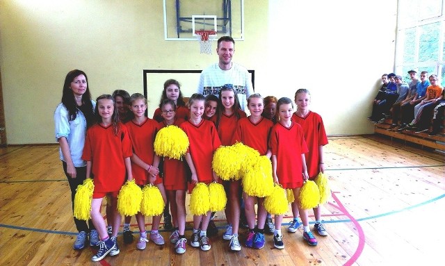Michał Ignerski w towarzystwie cheerleaderek i opiekującej się nimi nauczycielki wychowania fizycznego Marty Pilarczyk.