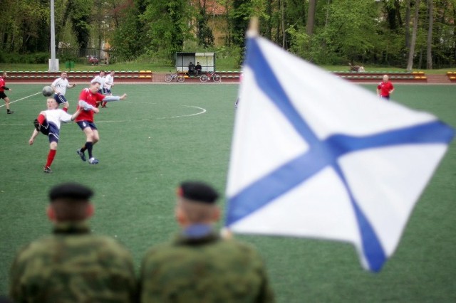 Polska - RosjaMarynarze Polski i Rosji rozegrali mecz pilki noznej w Świnoujściu.