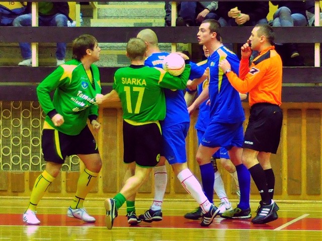 Wydarzenia z ostatniej minuty spotkania pomiędzy Siarką Tarnobrzeg (zielone koszulki) a OKS-em Mokrzyszów położyły cień na sportową rywalizację. Kibice obejrzeli na koniec bójkę pomiędzy zawodnikami obu zespołów.