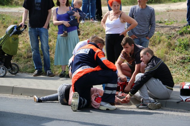 Około godziny 16.30 na ulicy Skępskiej w Lipnie doszło do wypadku. Ranna pasażerka motocykla została zabrana do szpitala. Jej życiu nie zagraża niebezpieczeństwo. Policja sprawdza okoliczności zdarzenia. Mieszkańcy, którzy widzieli zdarzenie mówią, że jadący od drogi krajowej nr 10 motocyklista uderzył w bok auta, które skręcało do jednego z supermarketów. Pasażerka motocykla przeleciała przez samochód i leżała kilkanaście metrów dalej. Policja wprowadziła objazd. Droga jest zamknięta. 