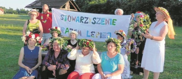 Postomińskie Stowarzyszenie „Razem lepiej” kolejny raz starało się upiększyć szarość dnia codziennego - śpiewem, śmiechem, kolorami i kwiatami