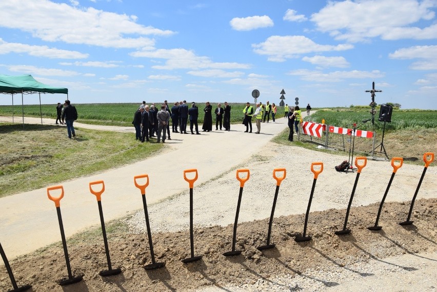 Zaczęli budowę drogi łączącej dwie gminy Jerzmanowice-Przeginię z Sułoszową. Mieszkańcy prosili o nią długie lata