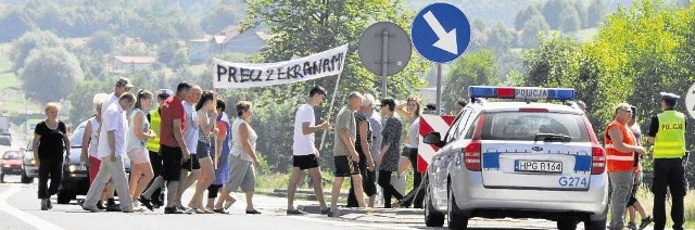 W proteście przeciwko budowie ekranów mieszkańcy Bodzanowa i Przebieczan zablokowali drogę krajową nr 4.