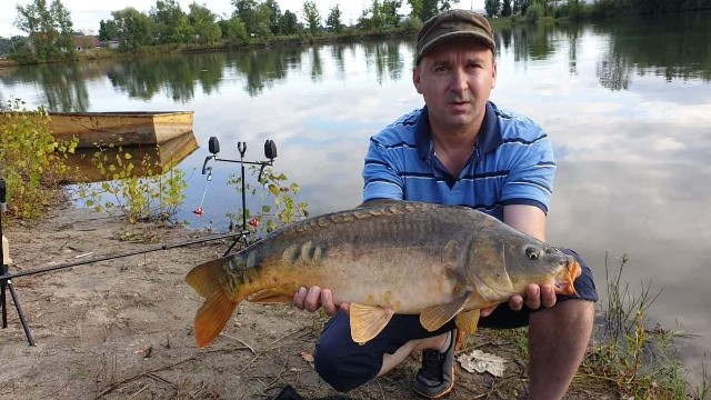 Poseł Michał Cieślak z pięknym karpiem.