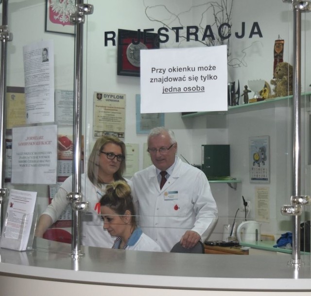 Pierwsze kroki krwiodawca kieruje do Rejestracji.  (Na zdjęciu Józef Waniek, dyrektor Regionalnego Centrum Krwiodawstwa i Krwiolecznictwa w Radomiu  i pracownice Centrum).