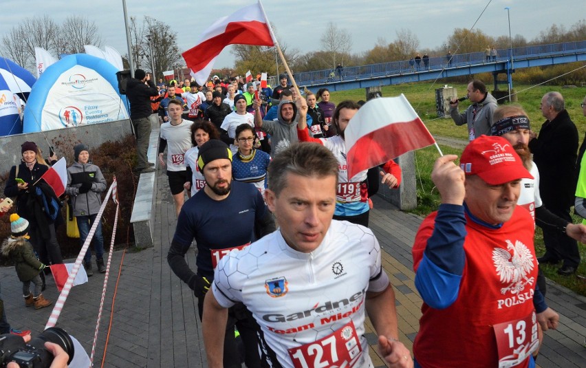 Prawie 200 osób na starcie 2.Biegu Niepodległości w Mielcu. Najszybciej do mety dobiegł mielczanin [ZDJĘCIA]