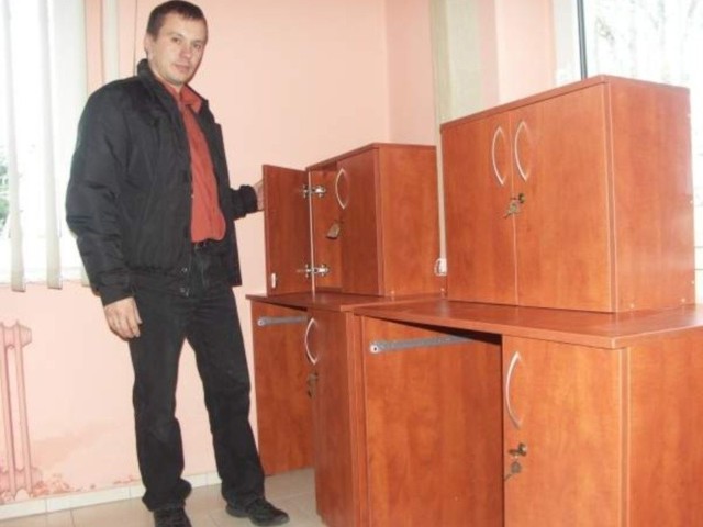 Montaż biurek komputerowych nadzorował wczoraj w Kaniowie Dariusz Ciećkiewicz, informatyk z popielowskiego urzędu gminy.