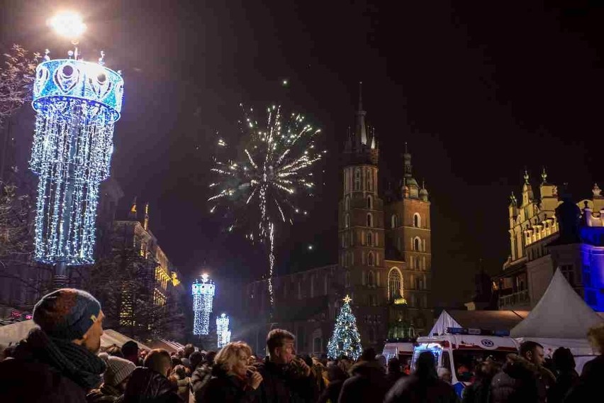 Sylwester w Krakowie 2018. Tak bawiono się po drugiej stronie Rynku [ZDJĘCIA]