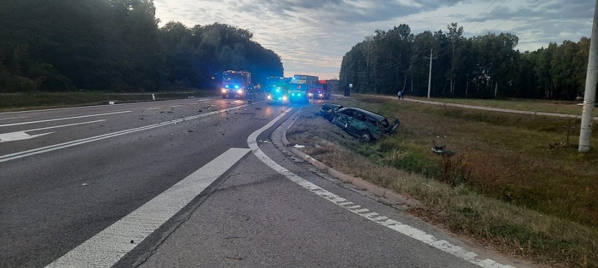 Cisów. Wypadek na DK8. Osobówka zderzyła się z ciężarówką. Jedna osoba ranna [ZDJĘCIA]