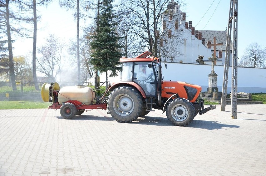 W czwartek w gminie Lipnik dezynfekowano przystanki, głównie...