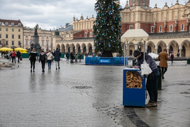 Kontrasty bywają pod Wawelem szokujące niczym w Afryce, a rozwarstwienie w niektórych rejonach miasta przypomina jako żywo to znane z Sudanu. Chcesz poznać szczegóły, kliknij w przycisk "zobacz galerię" i przesuwaj zdjęcia w prawo - naciśnij strzałkę lub przycisk NASTĘPNE.