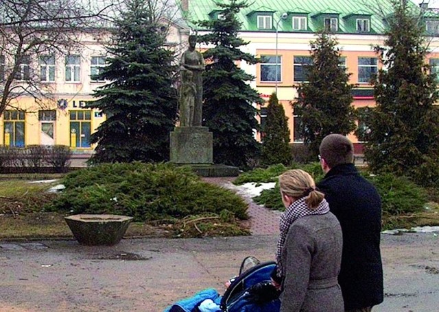 Stojący w tym miejscu od lat sześćdziesiątych ubiegłego wieku pomnik Konopnickiej ma być przeniesiony na zaplecze muzeum jej imienia