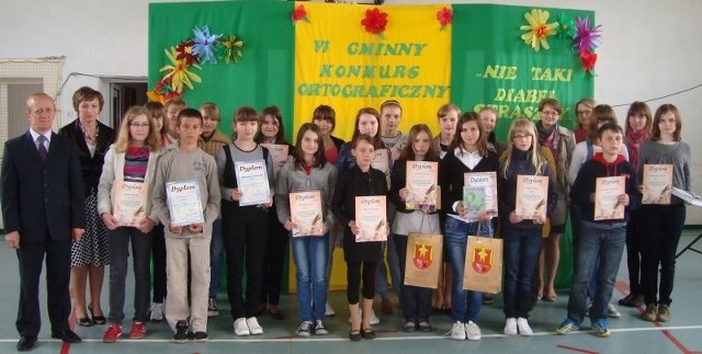 Uczestnicy konkursu ortograficznego z opiekunami i dyrekcją szkoły w Bebelnie.
