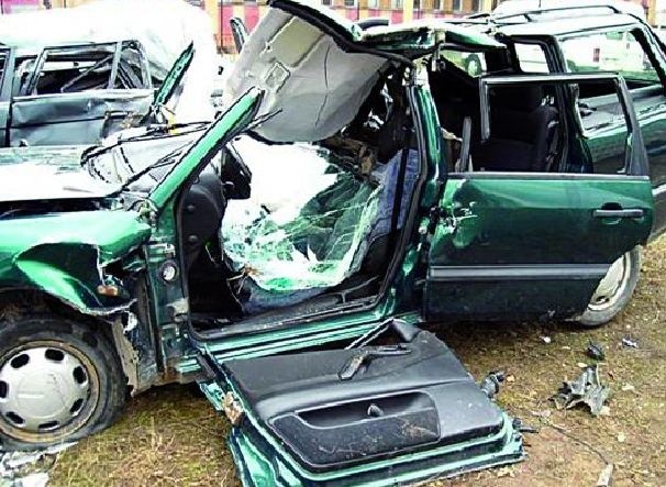 Auto, którym kierował 18-latek z gminy Przerośl, wbiło się w drzewo. Kierowca zginął na miejscu.