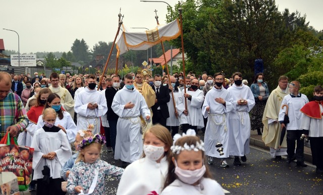 Dzisiaj (czwartek) wierni z parafii Miłosierdzia Bożego w Miastku przeszli w procesji eucharystycznej Bożego Ciała, zatrzymując się przy czterech ołtarzach. Na każdym przystanku czytany był fragment ewangelii. Osobno relacjonujemy procesję z NMP Wspomożenia Wiernych w Miastku. 