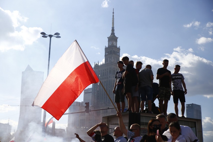 Marsz Powstania Warszawskiego w Warszawie. Na trasie tęczowe flagi. Policja zdejmowała je z balkonów