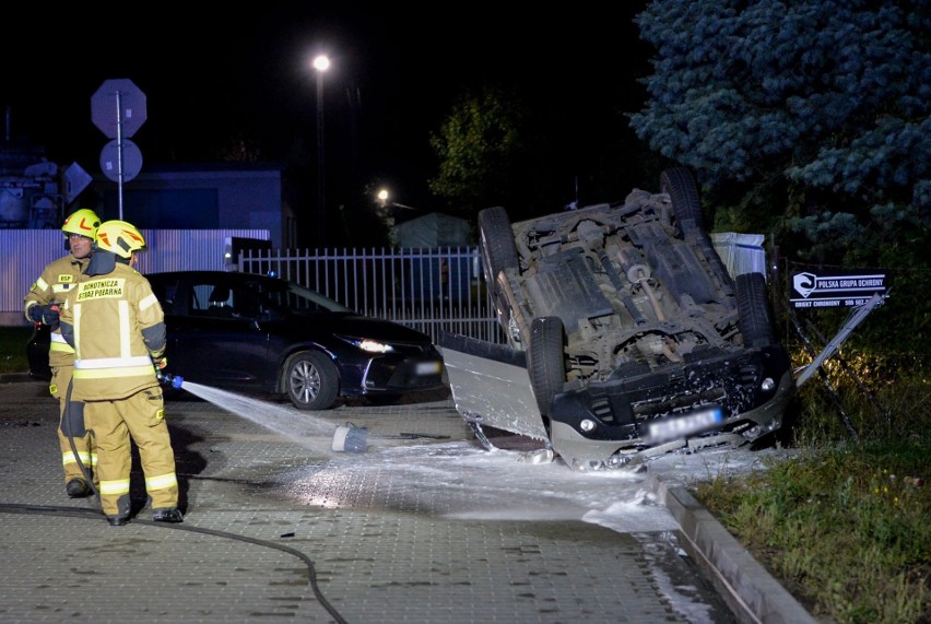 Akcja policji w Orłach pod Przemyślem. Funkcjonariusze próbowali zatrzymać kradziony samochód. Honda dachowała na stacji paliw [ZDJĘCIA]