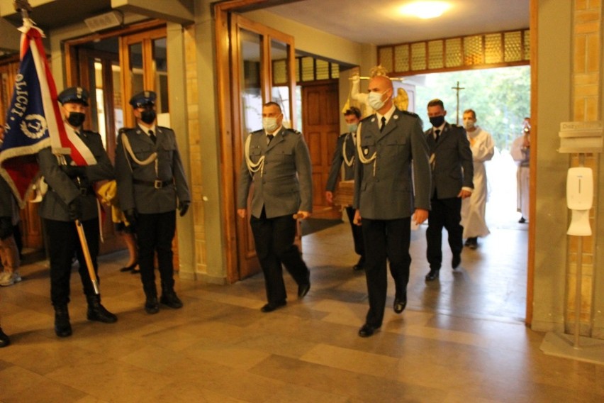 Toruńscy policjanci na uroczystej mszy ku czci św. Michała Archanioła, swojego patrona [zdjęcia]