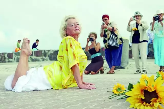 66-letnia Zofia Pietrzyk dzięki jodze wyszła z depresji i nie boi się życiowych wyzwań, jak na przykład pozowanie do kalendarza