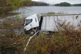 Ciężarówka wpadła do jeziora (zdjęcia, wideo)
