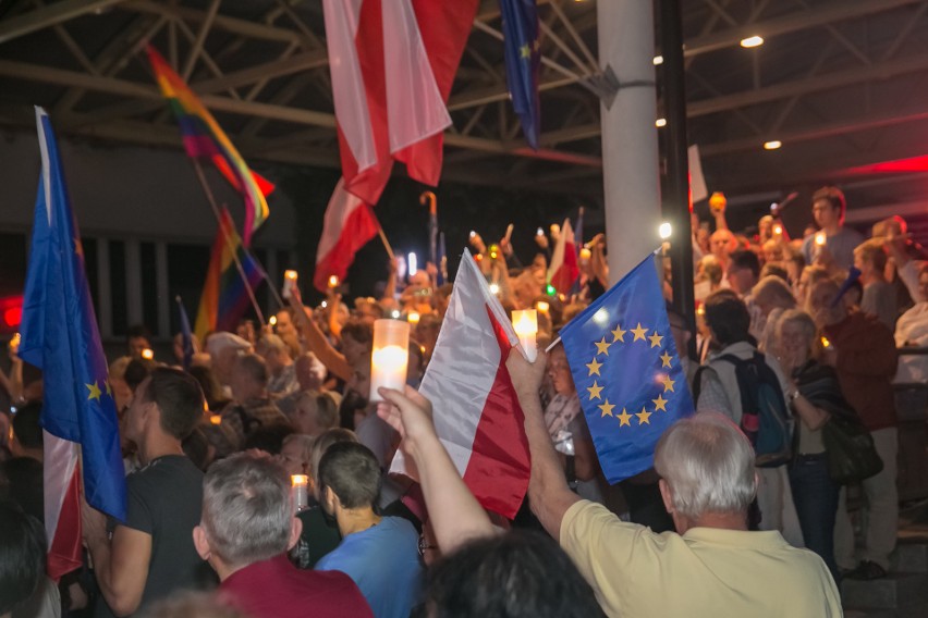 Łańcuch światła dla sądów. Tak protestowali mieszkańcy Krakowa [ZDJĘCIA]