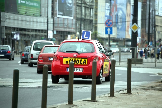 Uzyskanie prawa jazdy kategorii B niemal dla każdego wiąże się z ogromnym stresem. Dla niektórych przeprawa przez procedury Wojewódzkich Ośrodków Ruchu Drogowego jest tym trudniejsza, że zazwyczaj nie znają samochodu, w którym przychodzi im zdawać część praktyczną. Przyjrzyjmy się zatem „bestiom”, które przyszli kierowcy muszą ujarzmić pod czujnym okiem egzaminatora. Więcej w dalszej części galerii >>>