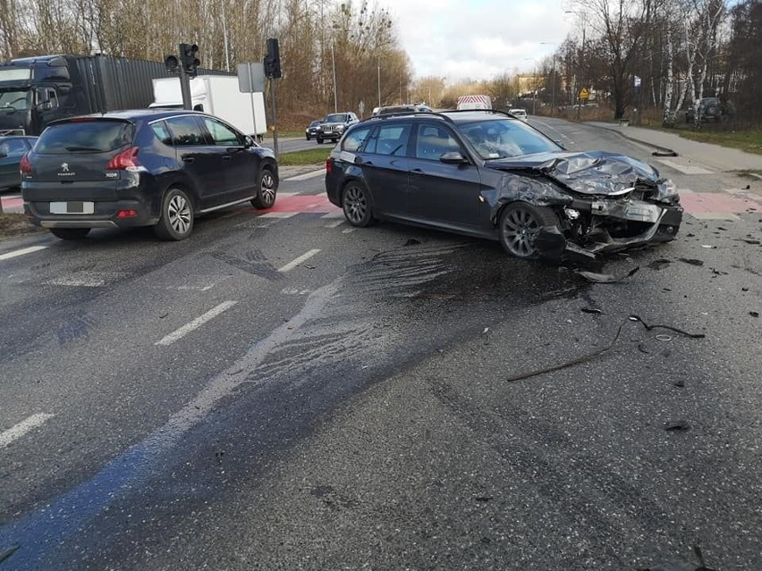 Doszło do zderzenia dwóch aut osobowych. Na miejscu pracuje...