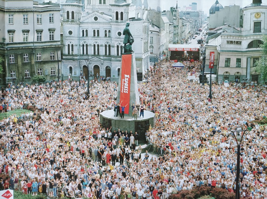 14.06.2003 r. Wielkie Zdjęcie Łodzian na pl. Wolności. Wśród...