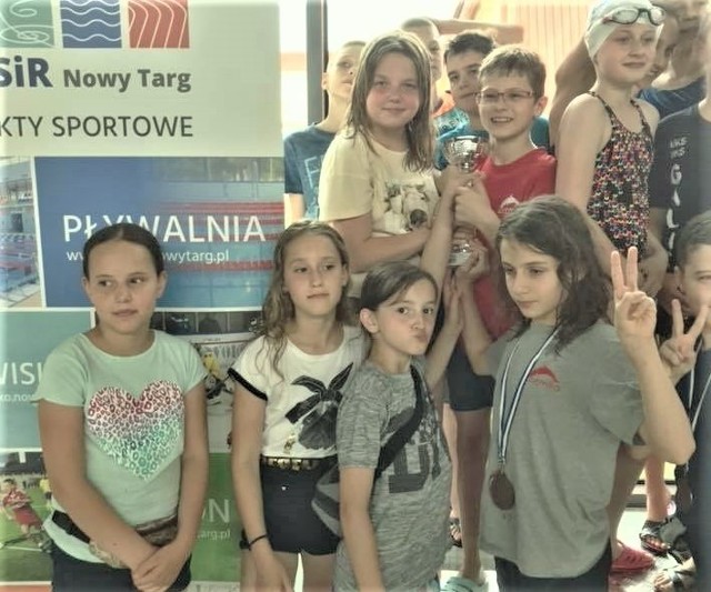 Ósemka Oświęcim udanie zakończyła sezon pływacki w Nowym Targu w międzywojewódzkich mistrzostwach młodzików 12-letnich i wieloboju dzieci 10- i 11-letnich.