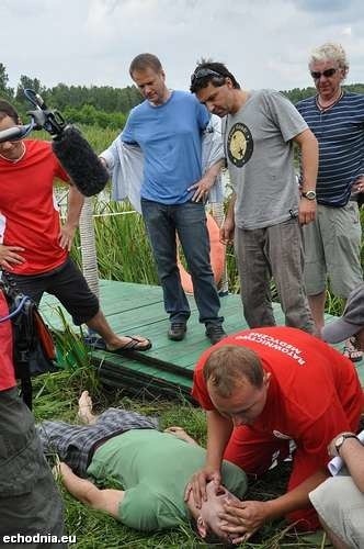 Jednym z elementów scenariusza odcinka "Ojca Mateusza" była próba reanimacji chłopaka, którego znaleziono w zaroślach nad wodą.