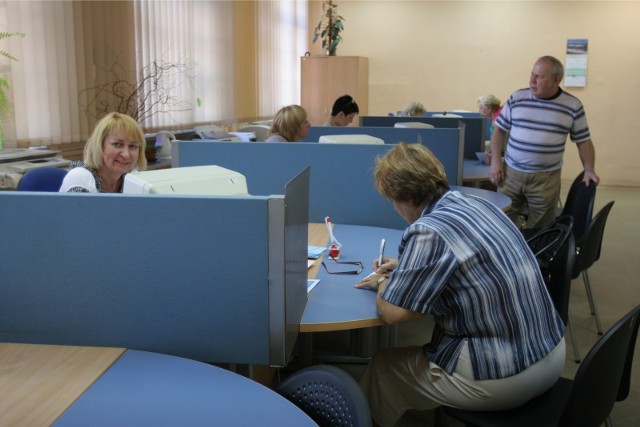 Na 2022 rok rząd w ramach Polskiego Ładu przygotowuje szereg zmian. Mają one dotyczyć m.in. seniorów z najniższymi emeryturami. Osoby z najniższym świadczeniem zostaną zwolnione z płacenia podatku. Będzie to dla nich oznaczać więcej pieniędzy w kieszeni. Zobacz, ile będzie można zyskać na zmianach w emeryturach w 2022 roku. "Fakt" podał wyliczenia brutto i netto. Szczegóły na kolejnych stronach ---->