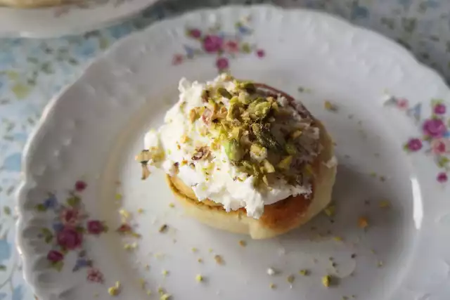 Domowe pistacjanki to drożdżówki wypełnione wyrazistą w smaku pastą z pistacji. Kliknij obrazek i przesuwaj strzałkami, aby zobaczyć etapy przygotowania pistacjanek.