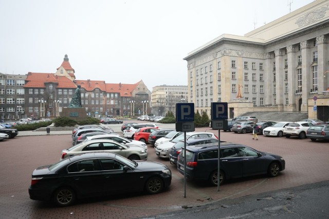 Ambitne plany przebudowy placu Sejmu Śląskiego w Katowicach na razie spaliły na panewce