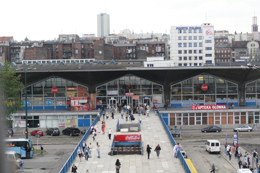 Widok na dworzec, kielichy i estakadę w 2009 roku