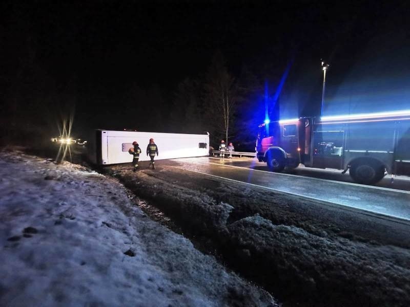 Krynica-Zdrój. Na ul. Sądeckiej autobus wpadł w poślizg i blokował ruch na DW 981 [ZDJĘCIA]