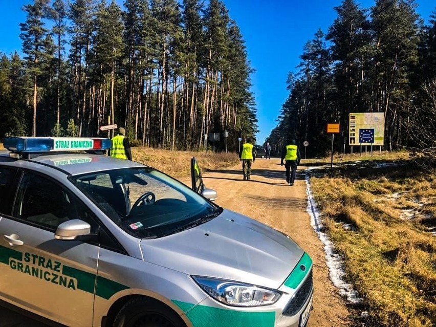 Koronawirus w Polsce. Policjanci strzegą granicy z Litwą [ZDJĘCIA]